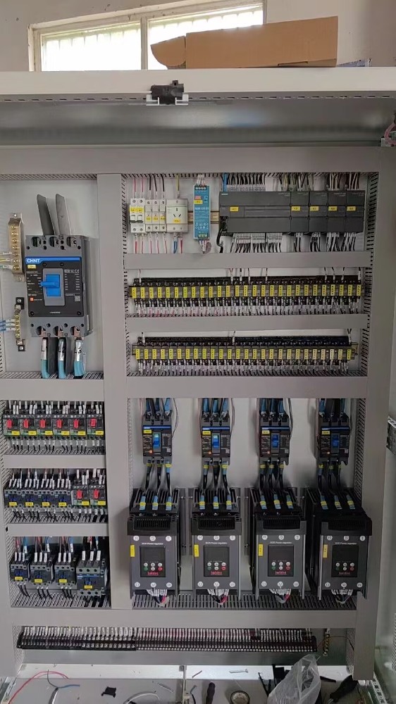 对于高精度的设备（如精密仪器、医疗设备）供电，电力调整器能否满足其对电压和频率不变性的要求？