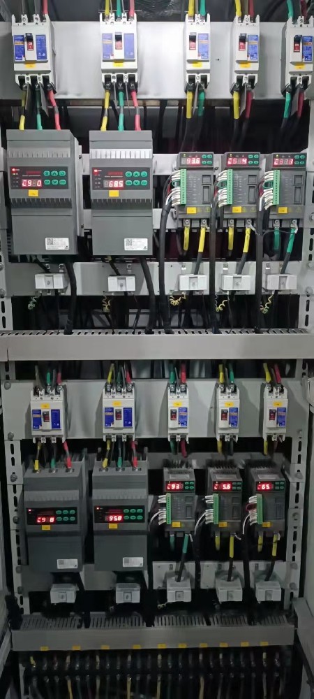 电力调整器在微电网系统中，若何协调分歧能源发电单元的电力输出？