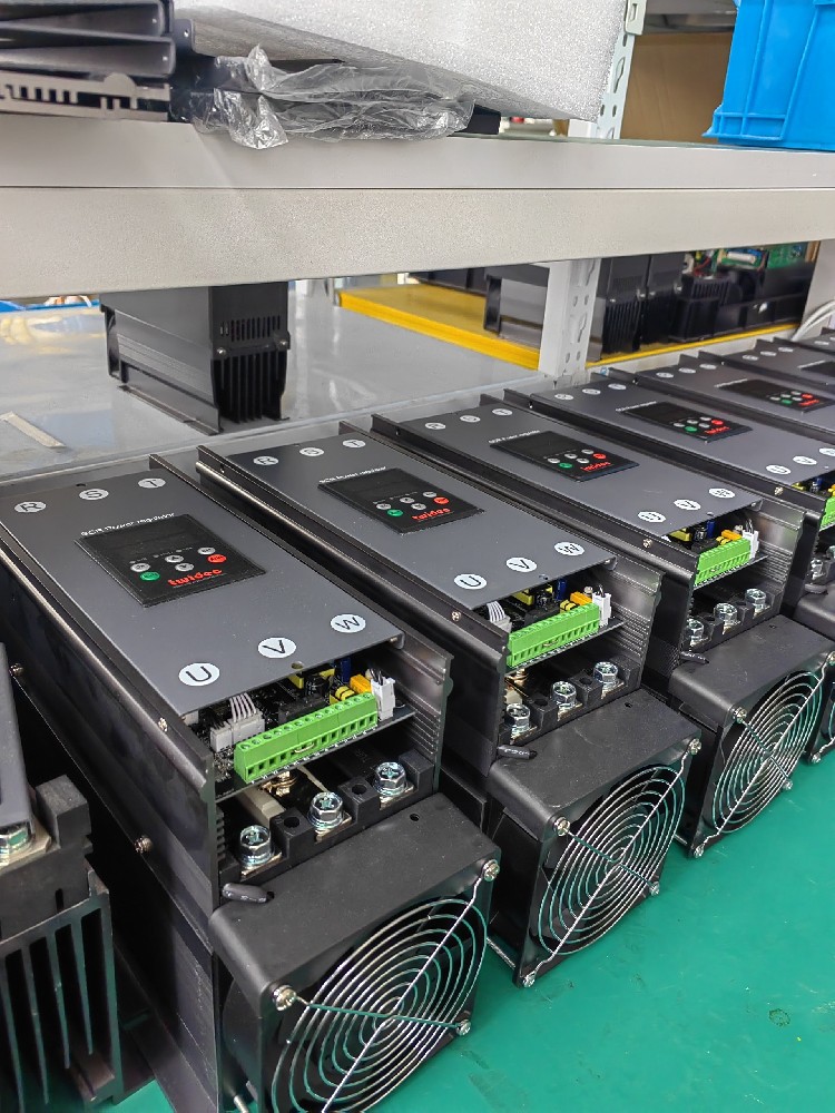 给电力调整器建设的保险丝频仍熔断，怎么判断是设备过载还是保险丝规格不合？